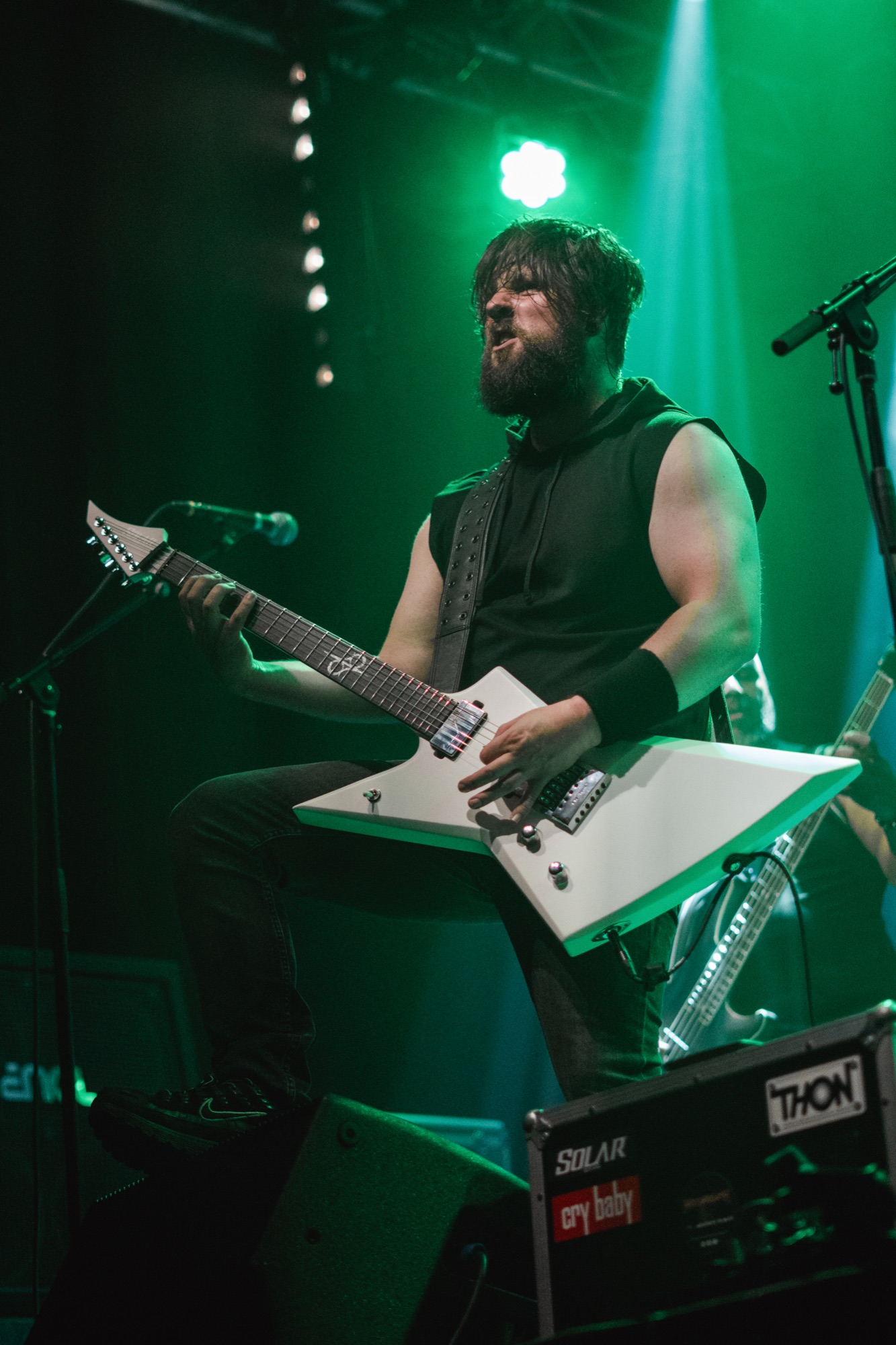 Gitarist op het podium onder groen licht