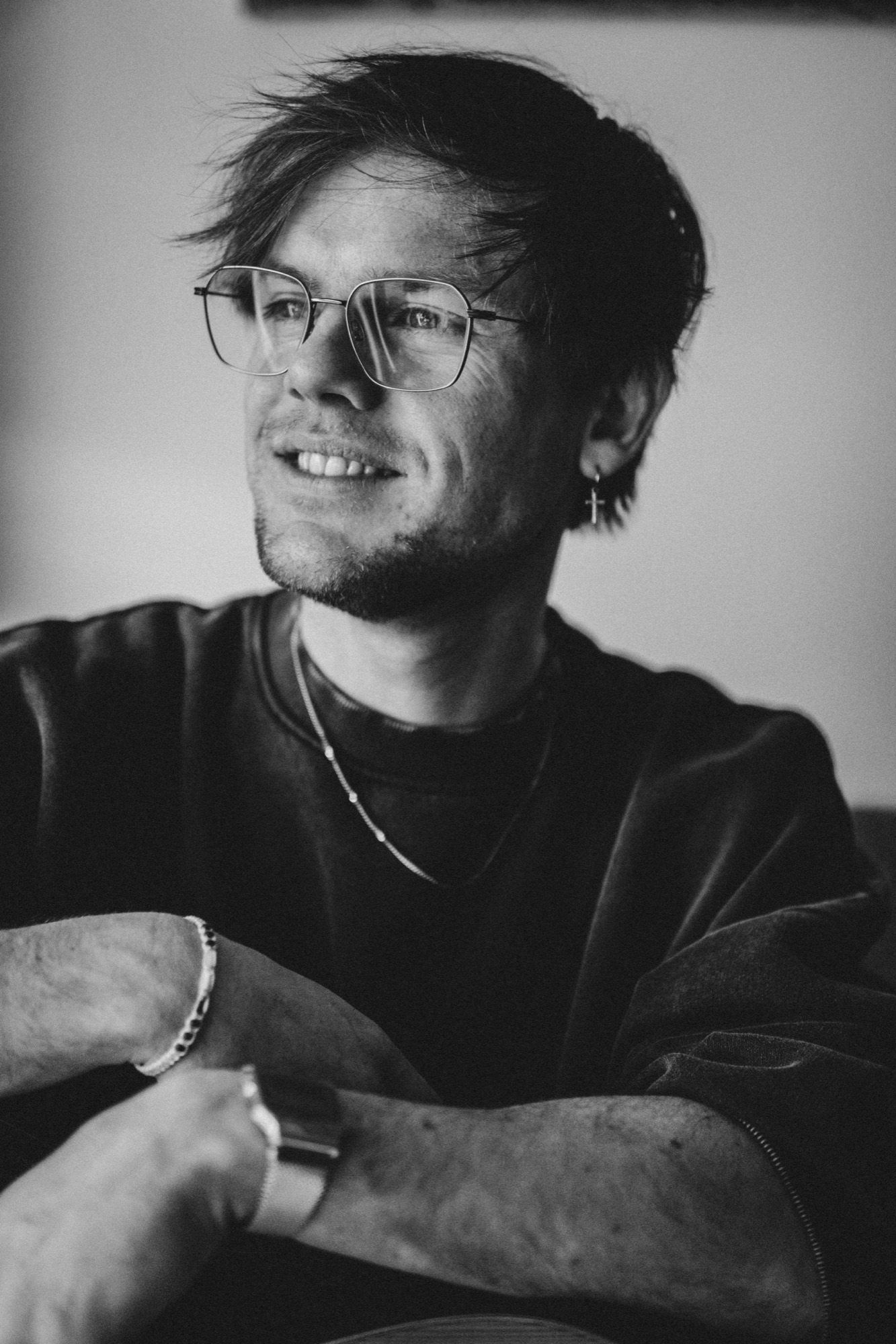 Zwart-witportret van een man met een bril