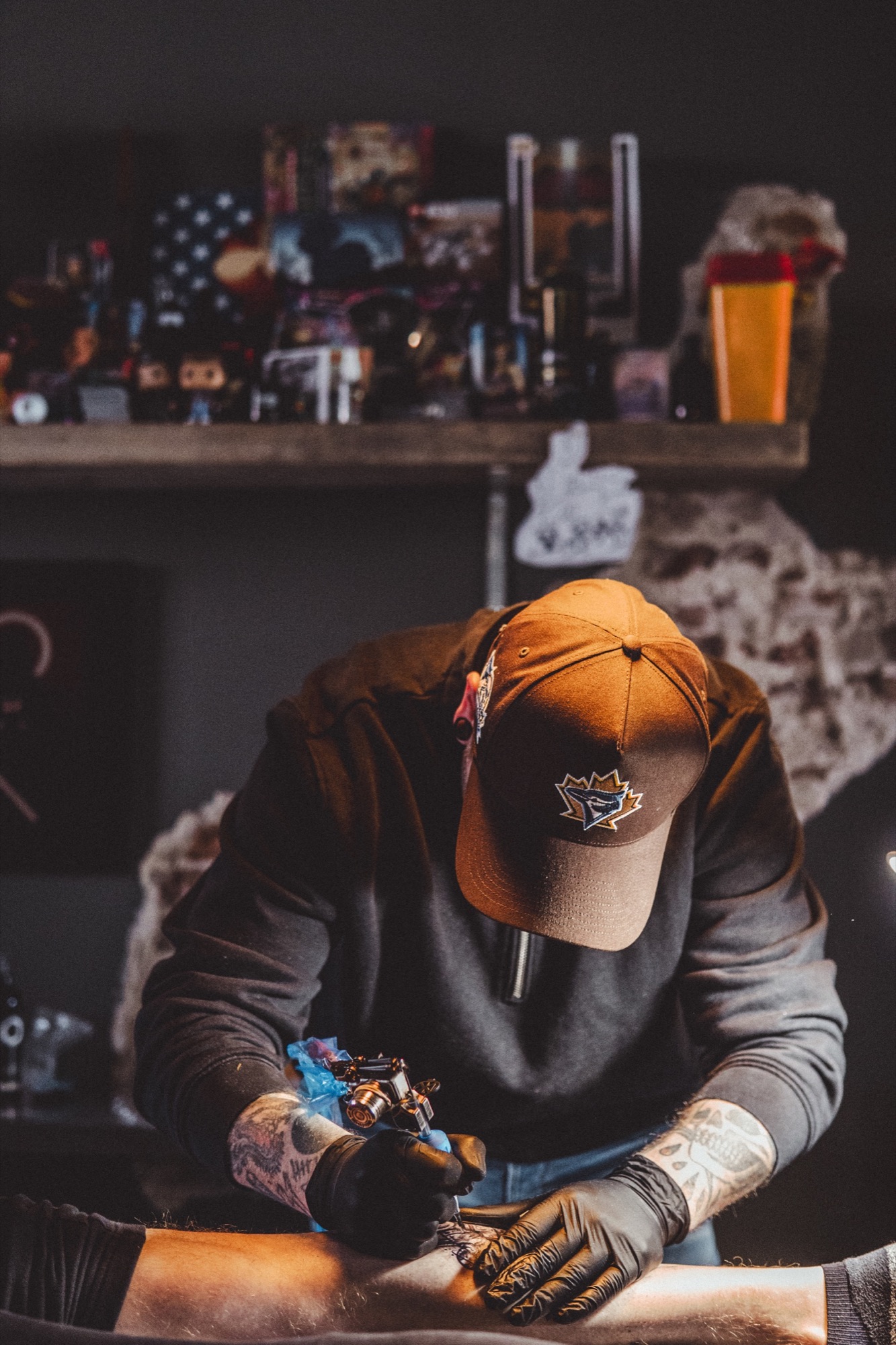 Tatoeëerder aan het werk in zijn studio